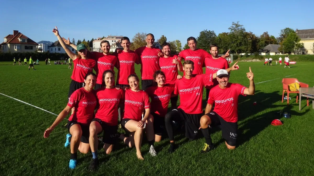 Die Goldies, das Masters-Team der Mosquitos, auf der Wiese