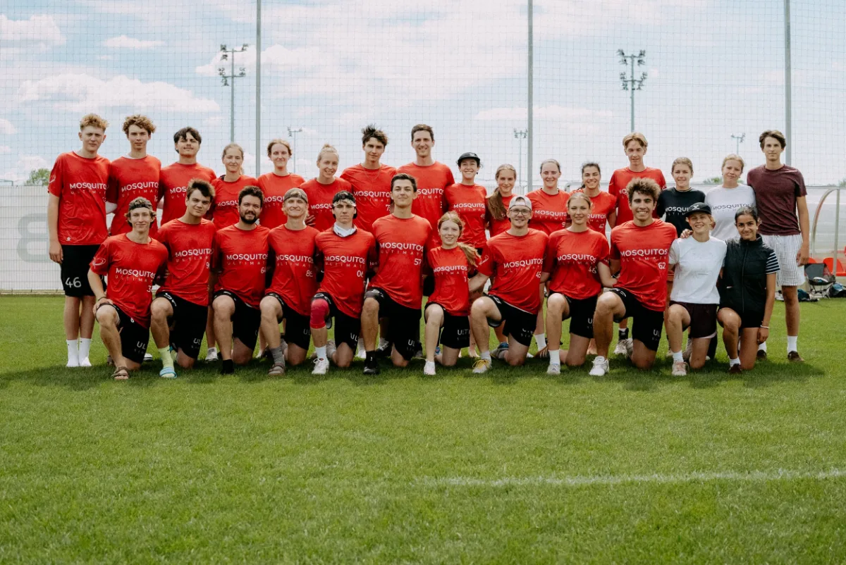 Das Team Mixed Fever beim Gruppenfoto auf dem Rasen