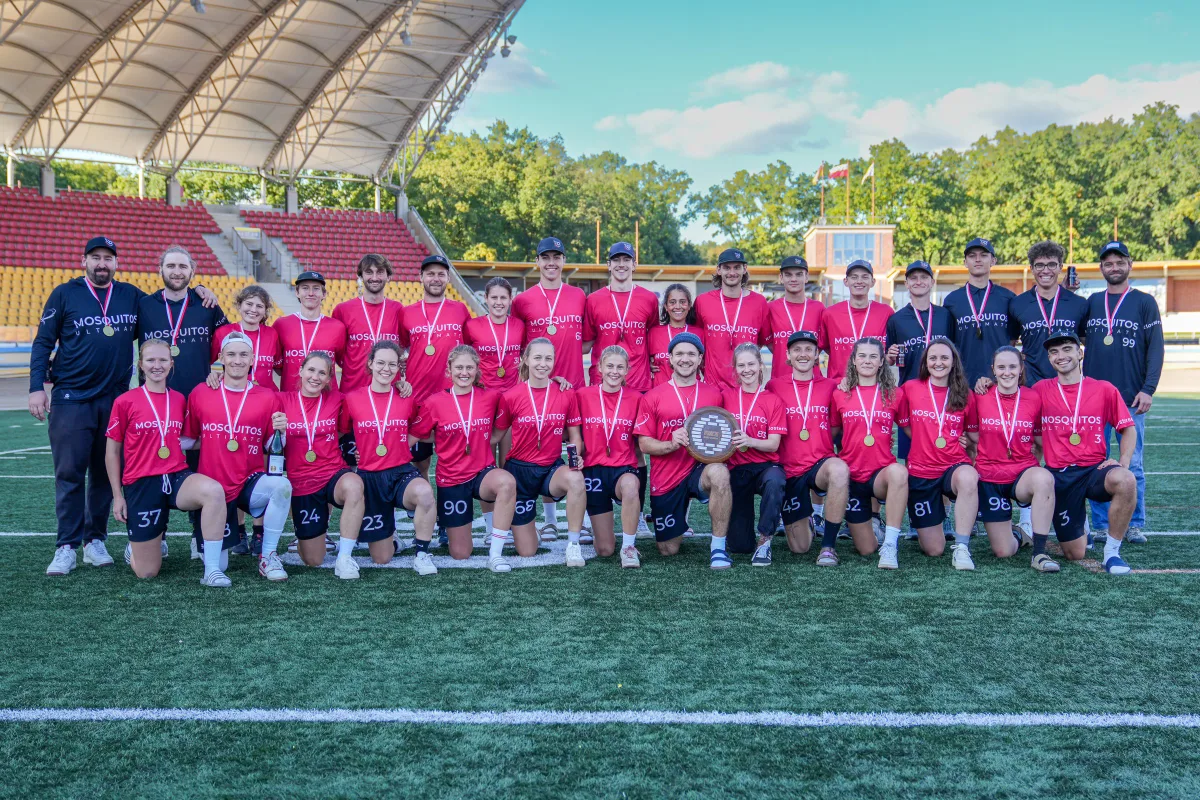 Der Mixed-Kader der Mosquitos mit Pokal im Stadion