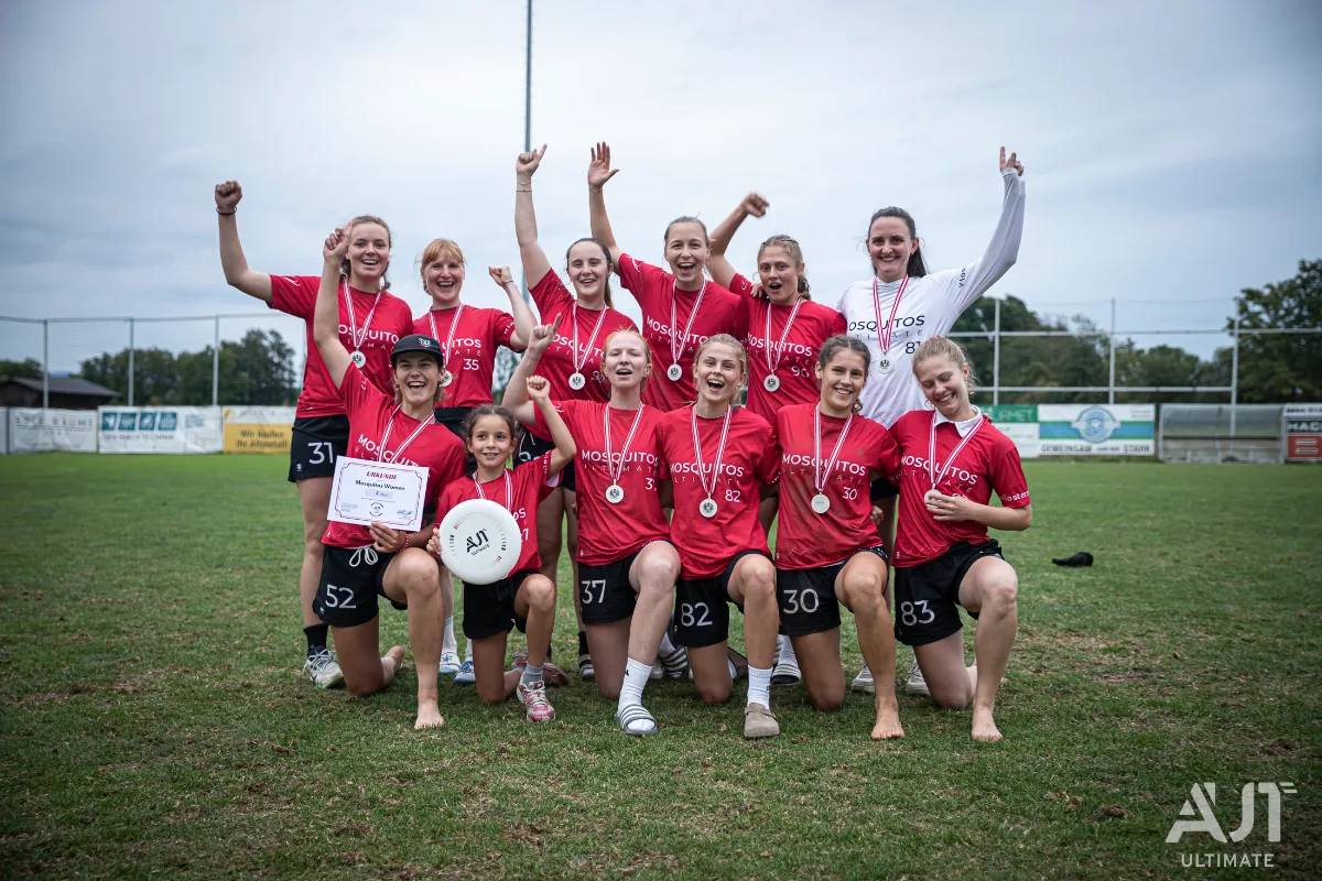 Das Women-Team der Mosquitos mit Medaillen
